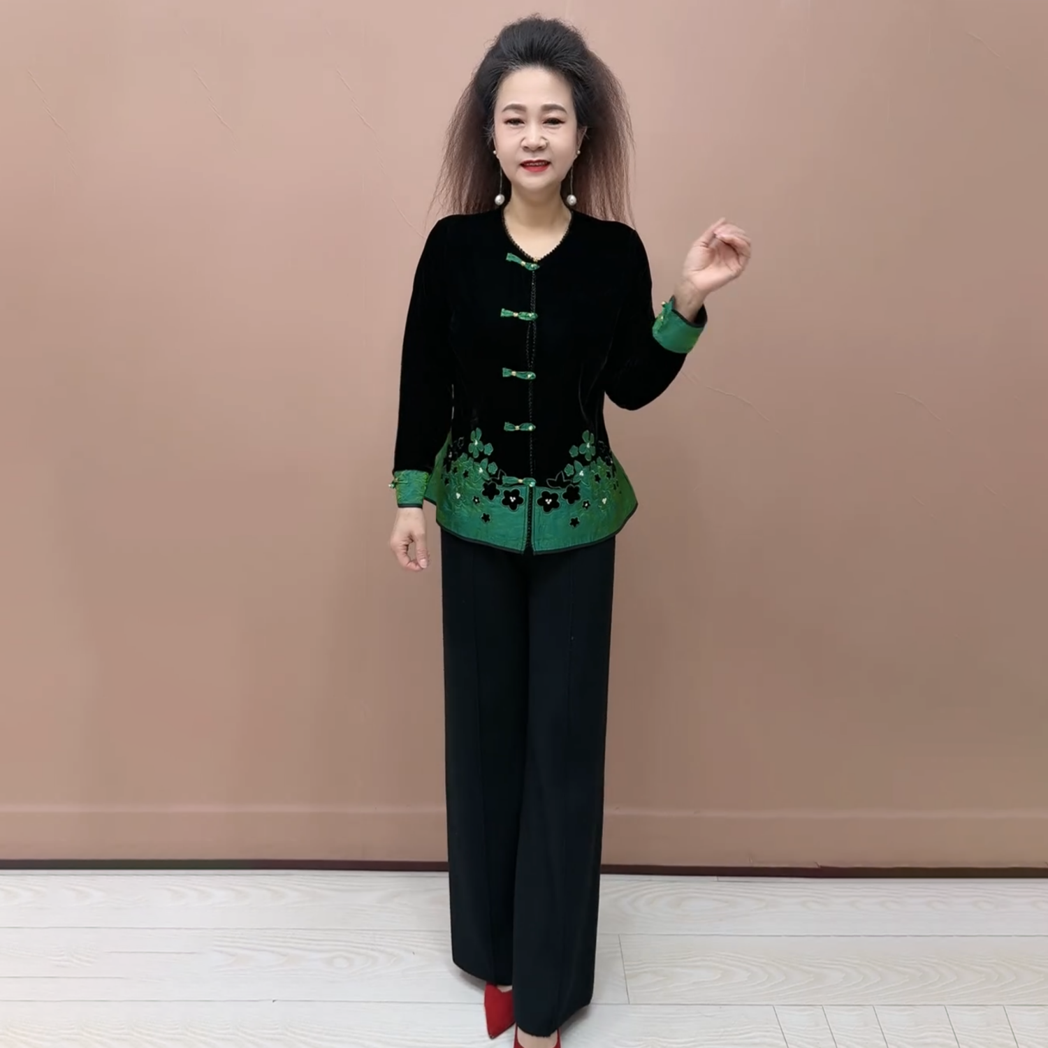 时尚洋气高贵妈妈春装宽松显瘦盘扣丝绒开衫中老年洋气减龄外套女,淘宝优惠券,粉丝福利购,淘宝优惠卷