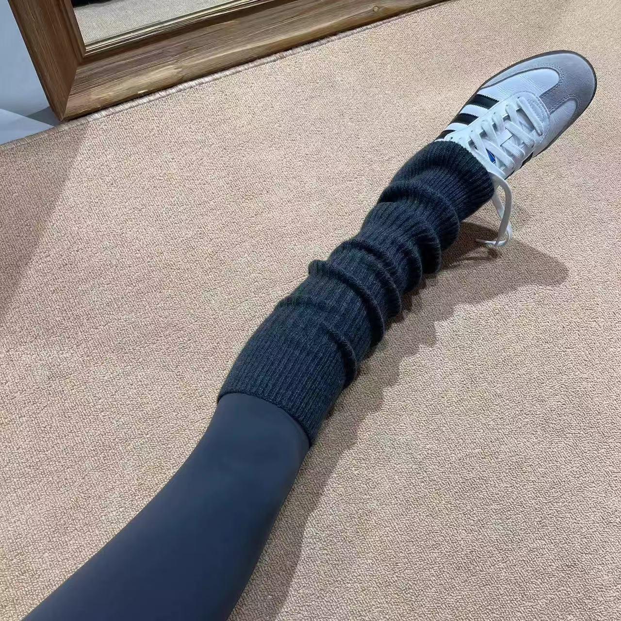 谁懂Leggings+袜套杀伤力!微喇袜套修饰腿型~既保暖又时尚!绝啦