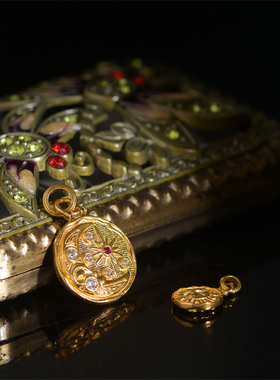 錾刻古法黄金日月星辰镶钻吊坠