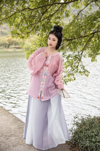 Малберриба баллада круглый небо шелк, вышитая короткая короткая короткая коротка короткая рука ханфу градиентная лапша лошади