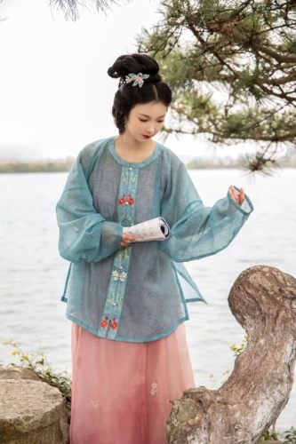 Малберриба баллада круглый небо шелк, вышитая короткая короткая короткая коротка короткая рука ханфу градиентная лапша лошади