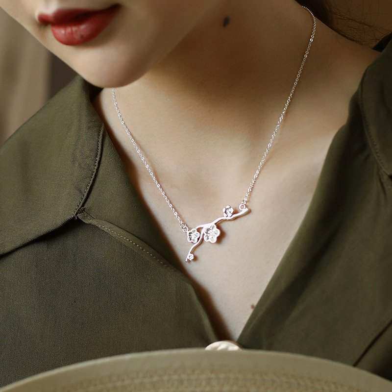 金六福官方梅花弄影银项链女纯银吊坠锁骨链小众品牌不