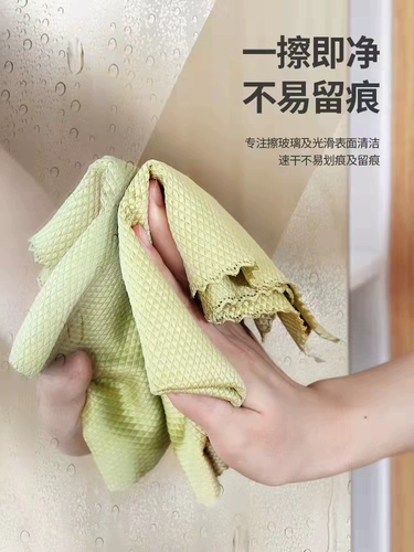 Протирать стеклянную посвященную рыбную тряпку на искренних продуктах без трассировки.