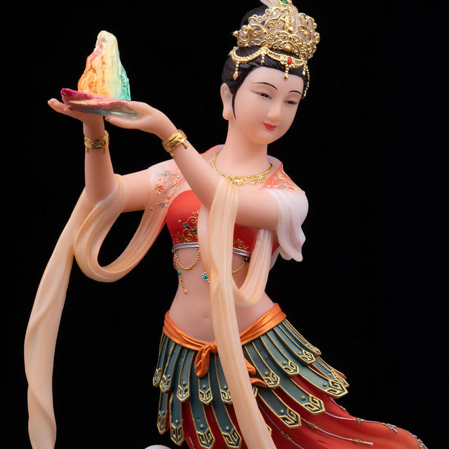 The statue of the goddess Nuwa who lives in the world, the mother of the earth, the white jade green and white python, the Liu family's real body statue, the statue of the Nvnyin goddess