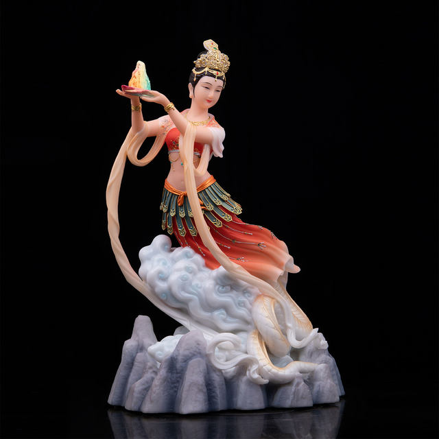 The statue of the goddess Nuwa who lives in the world, the mother of the earth, the white jade green and white python, the Liu family's real body statue, the statue of the Nvnyin goddess