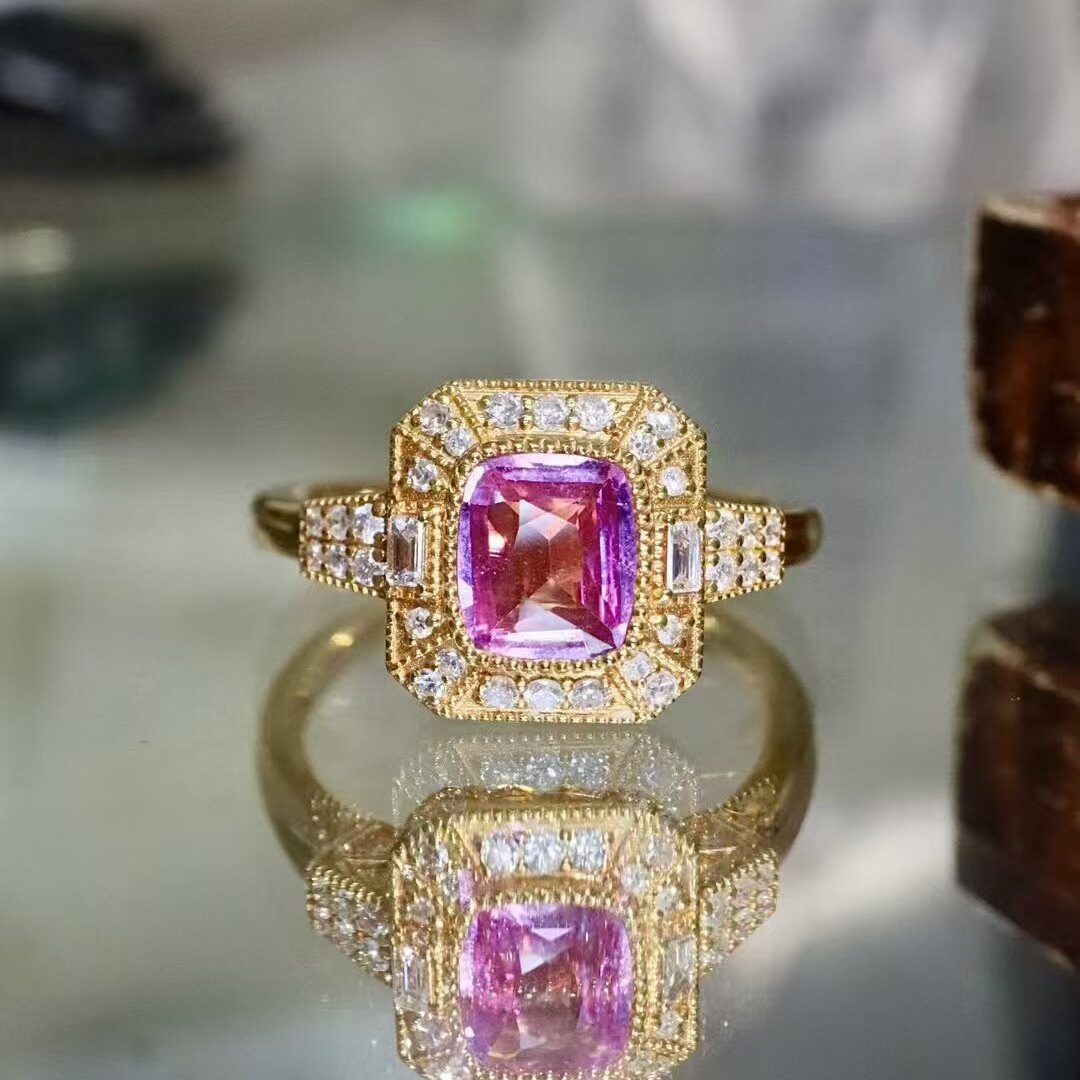 18K gold diamond inlaid natural unfired sapphire ring. The main stone is 1.05 carats. It is full of retro style.