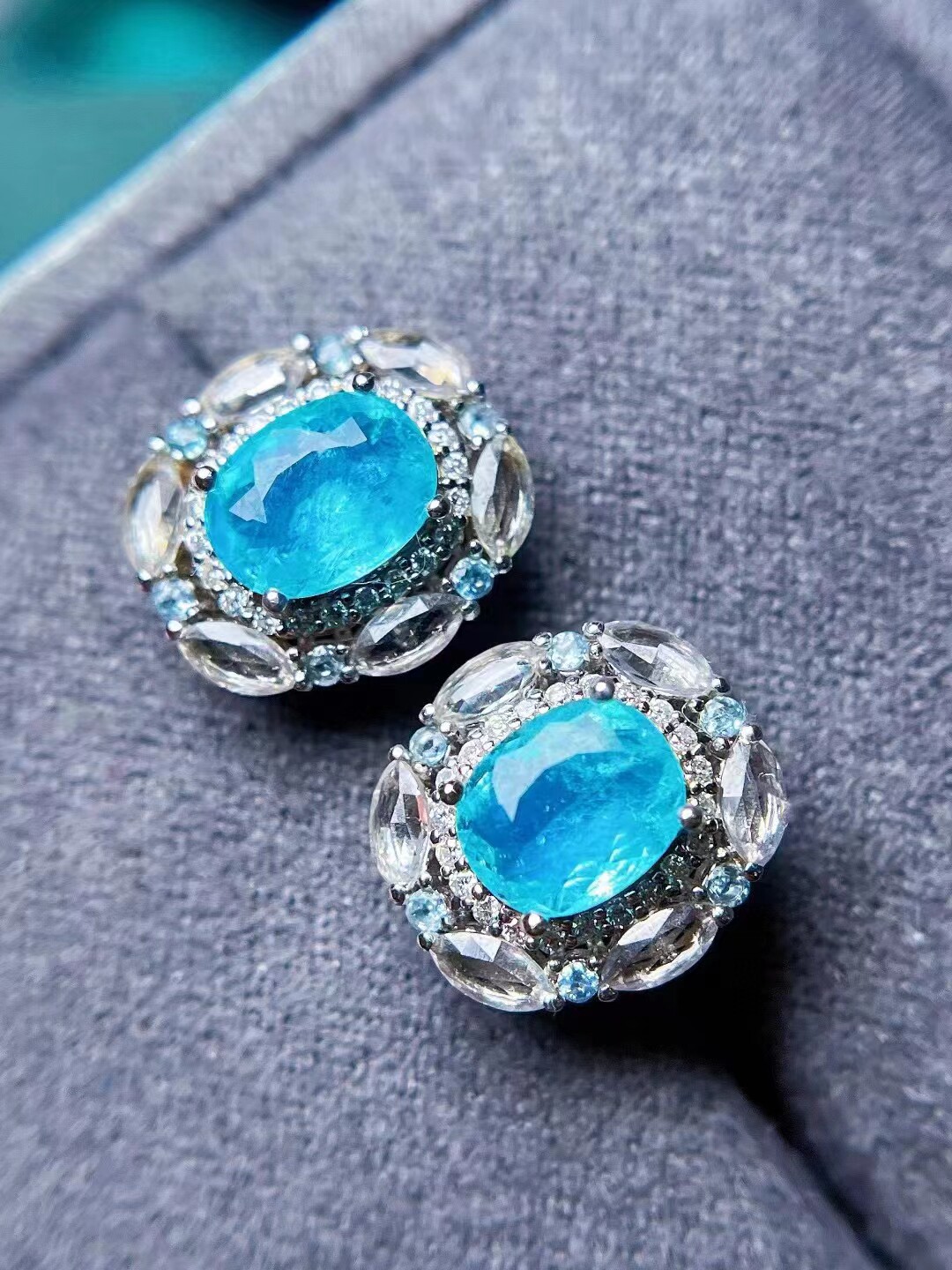 18k金钻石镶嵌 玻璃晶体霓虹火彩帕拉伊巴耳环 主石1.5克拉