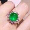 18K gold diamond-set plain emerald ring. The main stone is 4.8 carats. The luster of the gemstone is warm and eye-catching.