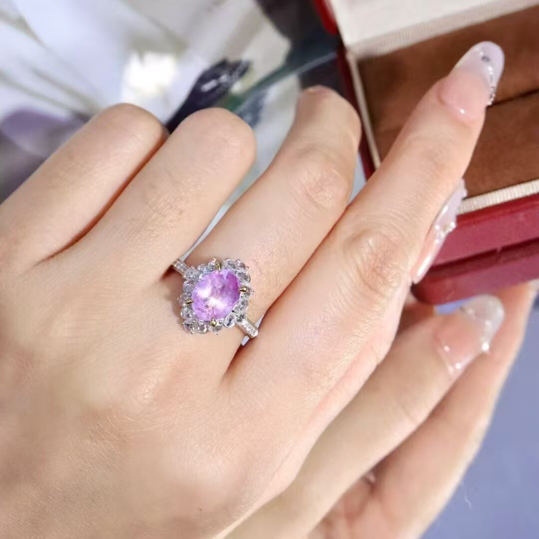 18K gold diamond inlaid natural unfired sapphire ring. The main stone is 3 carats, exuding a gentle and intellectual temperament.