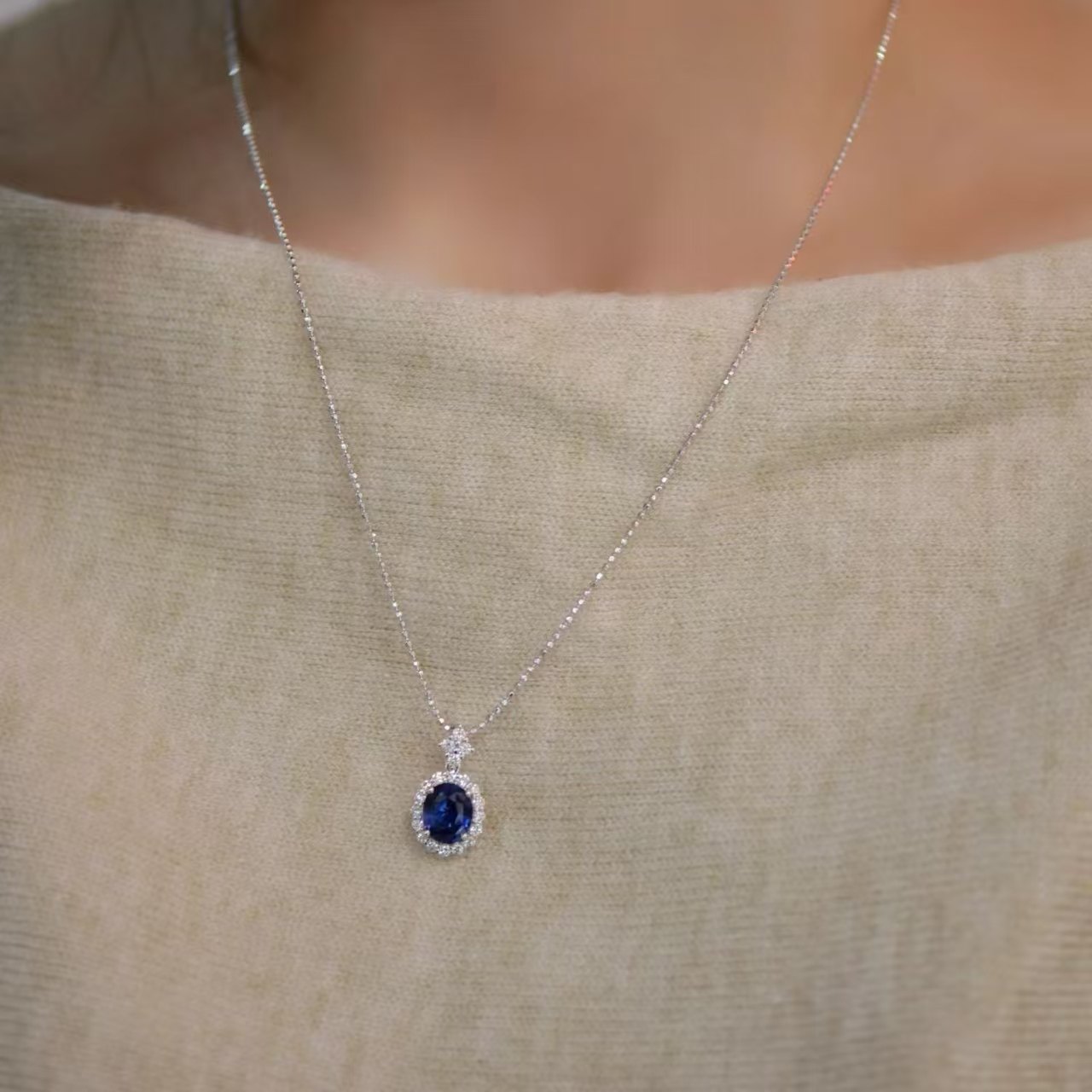 18K金钻石镶嵌 缅甸无烧蓝宝石吊坠 主石1.18克拉 优雅百搭款,淘宝优惠券,粉丝福利购,淘宝优惠卷