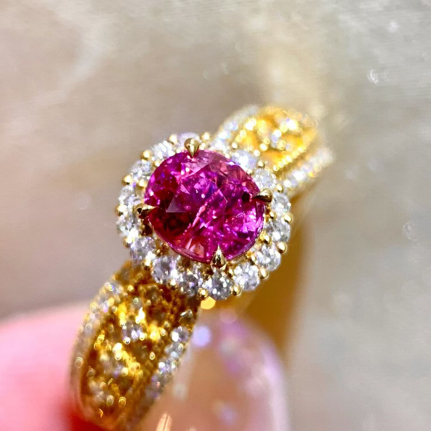18K gold diamond inlaid Sri Lankan unfired padparadscha ring, main stone 1.35 carats, classic and versatile