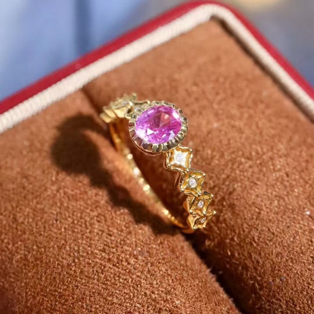 18K gold diamond inlaid natural padparadscha ring. The main stone is 0.81 carats. The crystal is rich and cool.