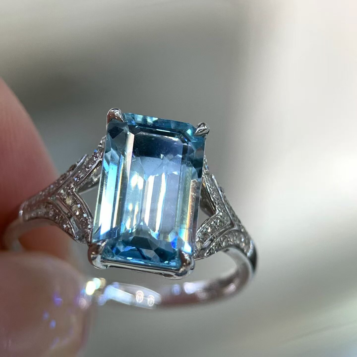 18K diamond inlaid natural aquamarine ring, main stone 2.83 carats, clean glass body, outstanding fire color