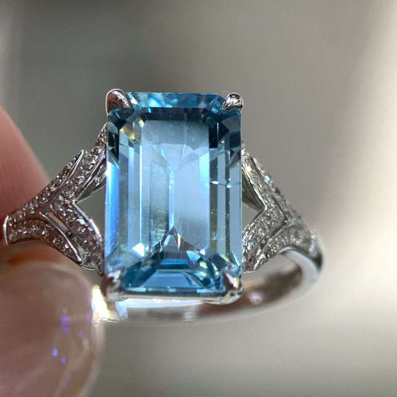 18K diamond inlaid natural aquamarine ring, main stone 2.83 carats, clean glass body, outstanding fire color