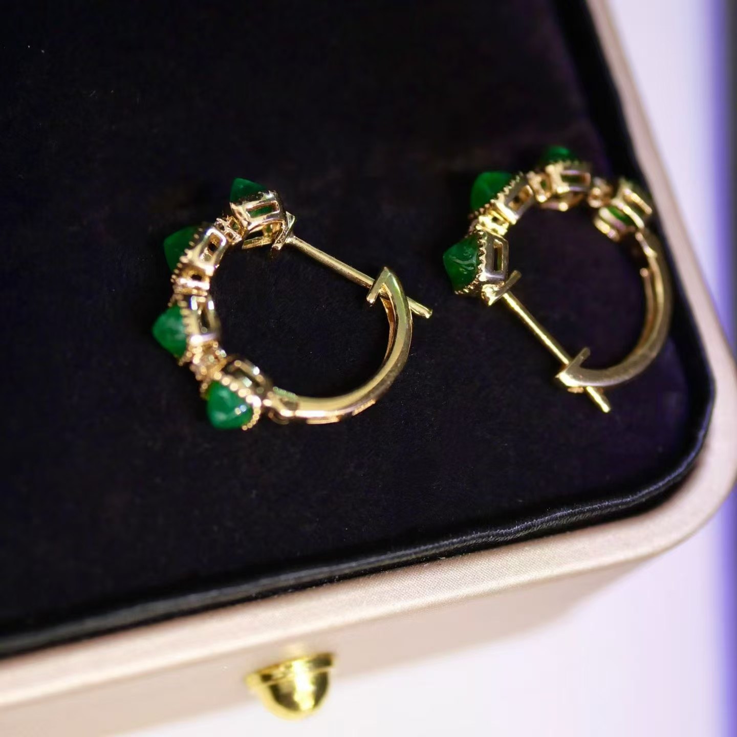 18K金镶嵌天然糖塔祖母绿耳扣 主石1克拉 精致高级 上耳百搭,淘宝优惠券,粉丝福利购,淘宝优惠卷