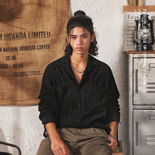 Chemise à manches longues et col cubain creux, design de niche