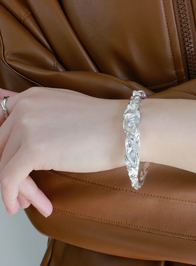 无怯冷淡风女纯银重工褶皱手镯