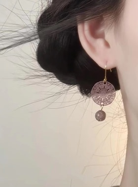 高级感淡紫色镂空窗花耳环