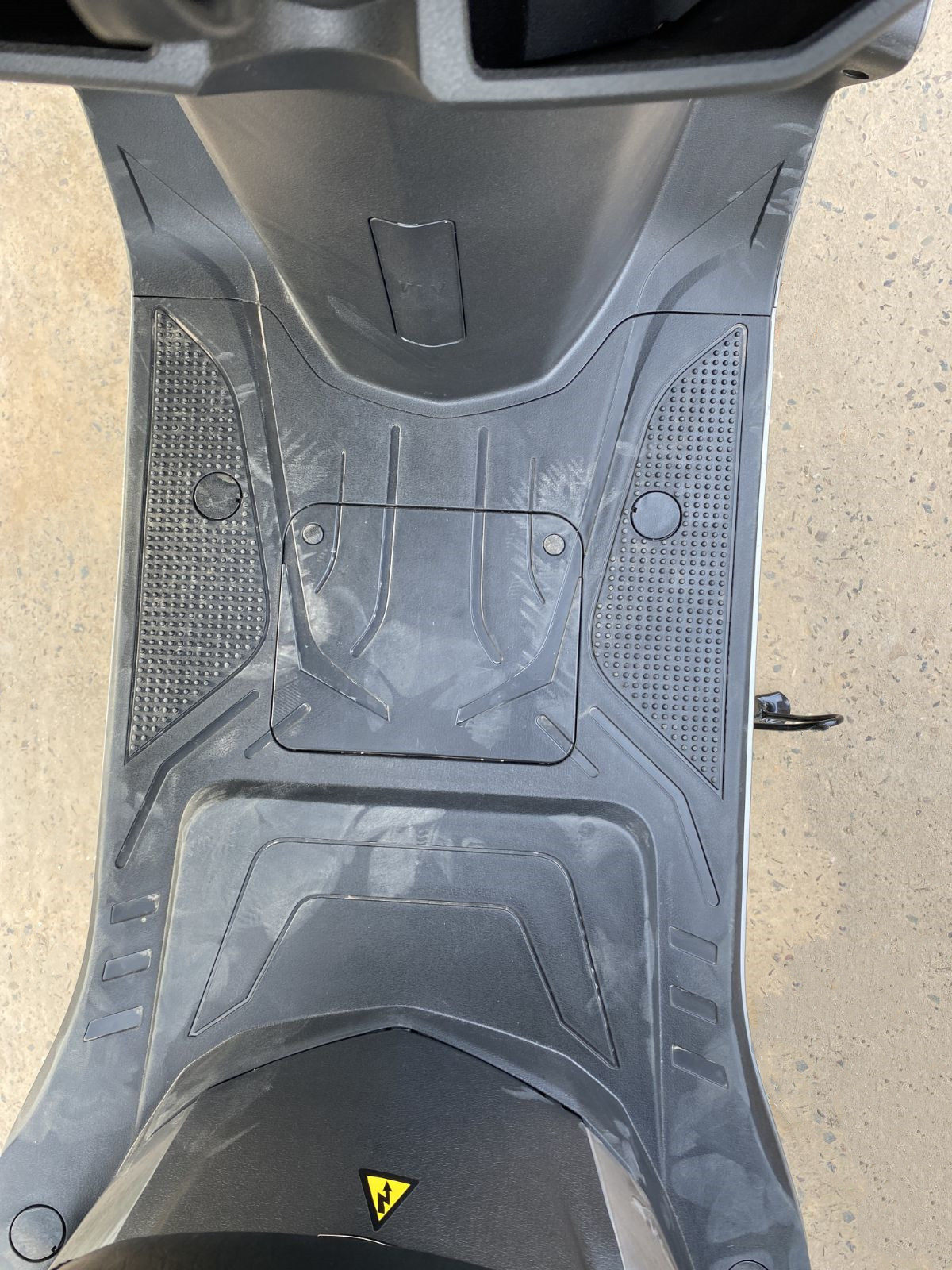 适用雅迪锐嘉yd600dqt-2p电动车yd600dqt-2  tdr809z豪战二代脚垫