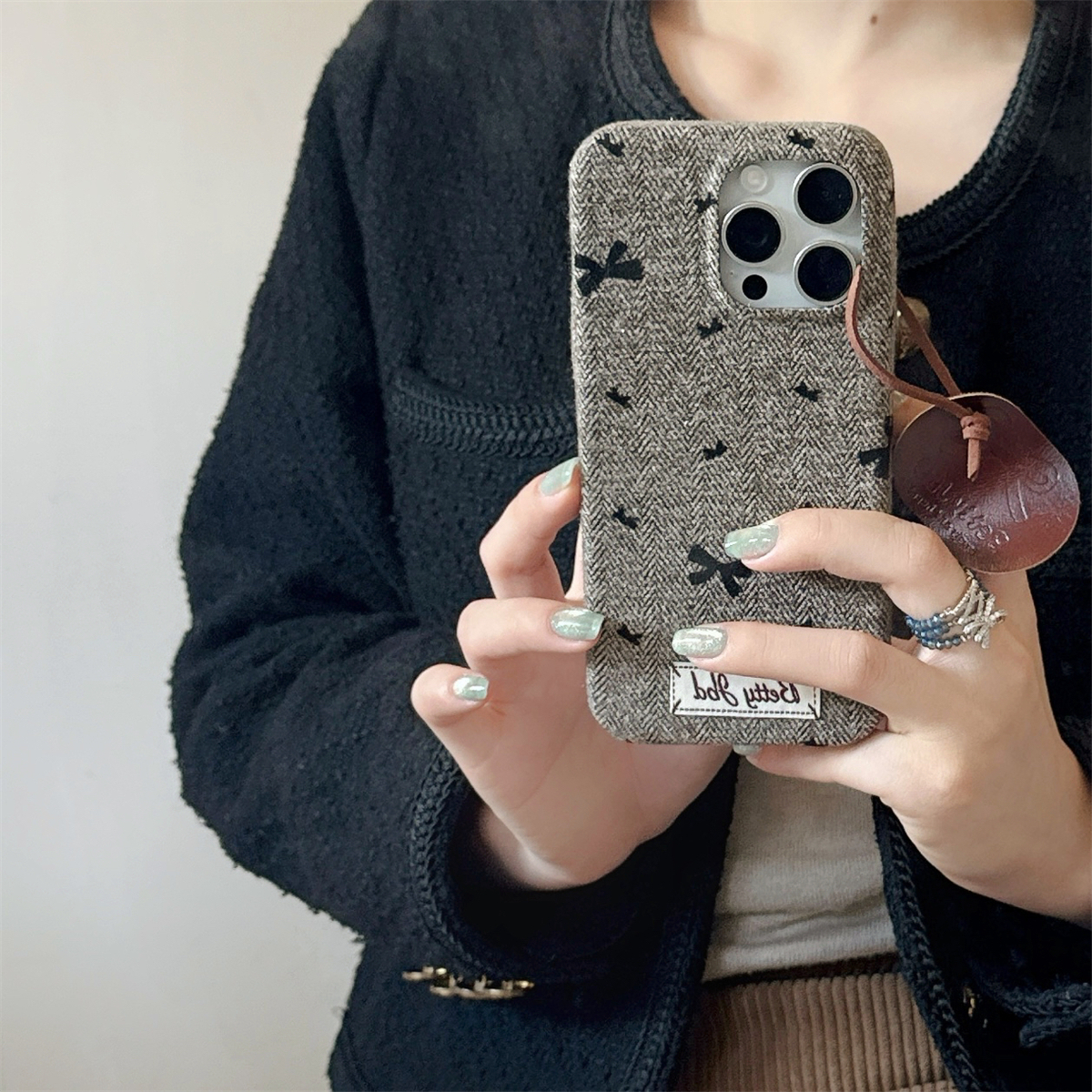 加尔 韩系ins风绒布蝴蝶结皮质吊牌挂片适用苹果17PproMax手机壳iphone15新款16pro女款14pro防摔13Pro保护套 - 图0