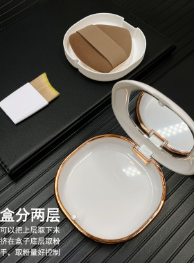 迷你月牙形粉底刷加调色板粉扑