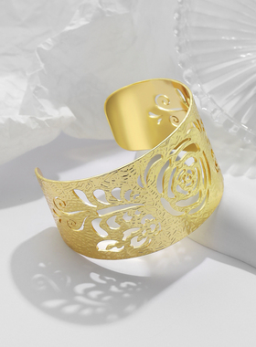 钛钢镂空玫瑰花开口手镯