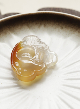 天然玉髓镂空如意锁吊坠