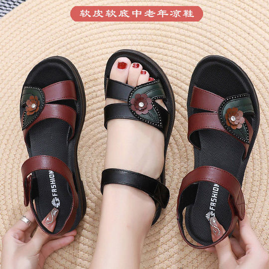 妈妈鞋平底防滑休闲凉鞋女夏季新款舒适软底外穿中老年坡跟奶奶鞋
