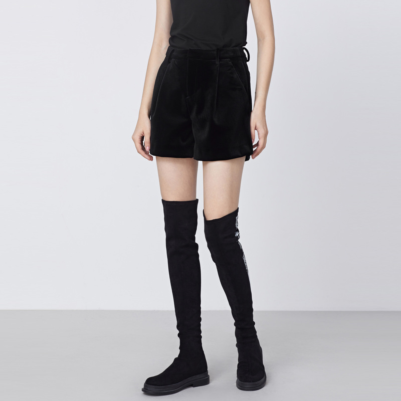 sdeer圣迪奥冬季女装插袋压褶灯芯绒黑色短裤S21480907 - 图1
