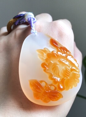 无优化俏色巧雕蝶恋花玉髓吊坠