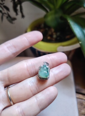 天然缅甸A货翡翠冰种飘花葫芦吊坠女款长方形飘绿个性吊坠925银