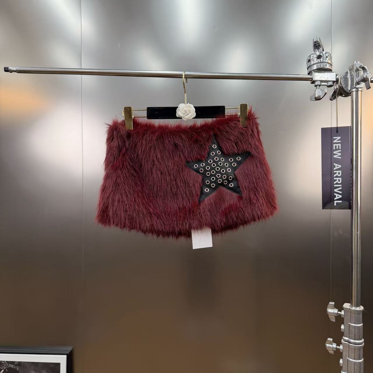 柚子mm2025年冬季摩登野性风毛毛五角星半身裙设计感小众修身显瘦 - 图0