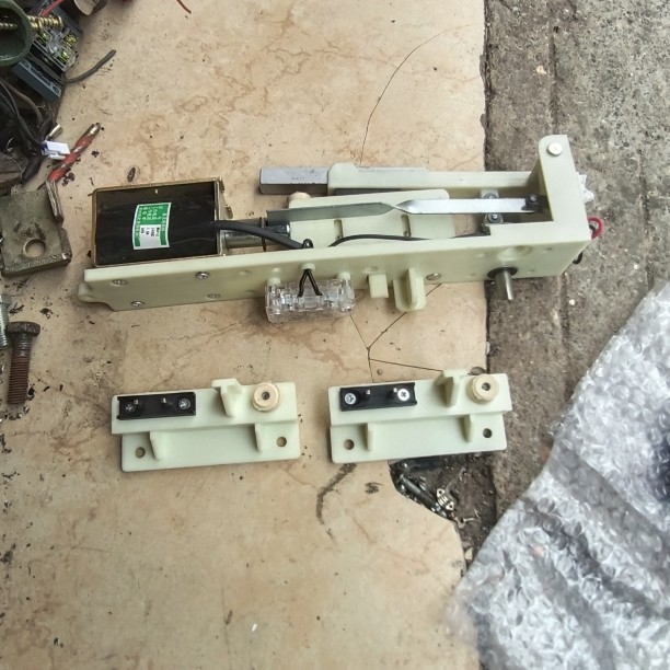 杂物电梯鸿达三特亿成东旭原厂电磁锁总成 开锁控制器 ，开锁按钮 - 图1