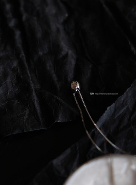 消失在锁骨间光亮小银豆项链