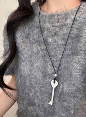 金属钥匙吊坠黑绳项链女轻奢小众设计高级感时髦长款毛衣链配饰
