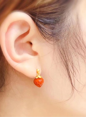 南红满肉手工雕刻草莓镀金吊坠