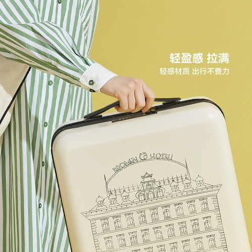 Вместительный и большой универсальный чемодан на колесиках