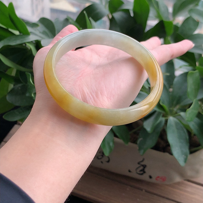 缅甸A货天然翡翠 老坑冰种飘黄翡正装正圈手镯65-66大圈口 - 图0