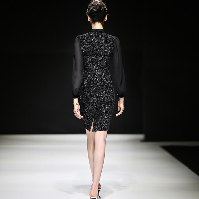 Elegant ແລະຄົນອັບເດດ: hip-hugging velvet ຄໍາແລະເງິນ dress