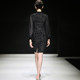 Elegant ແລະຄົນອັບເດດ: hip-hugging velvet ຄໍາແລະເງິນ dress