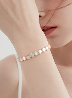 法式贝壳金色手镯2026新款轻奢