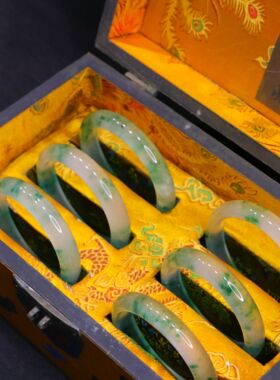 古玩杂项旧藏怀旧饰品类礼品翡翠色玉手镯搭配精美漆器木料盒子