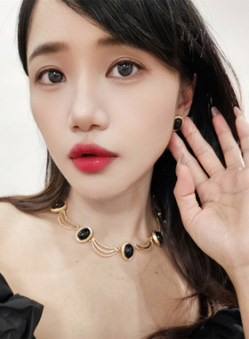 黑色镶嵌耳钉项链套装配礼服