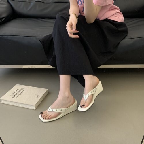2026夹趾拖鞋黑色软底休闲铆钉极简人字高跟凉拖女夏外穿原创 - 图2