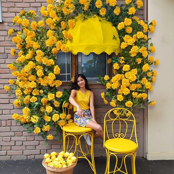 Simulated waterfall flower wall background wall rose vine women's clothing store front fake flower decoration internet celebrity photo check-in wall