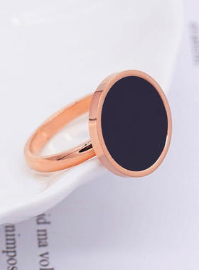 抖音网红新款个性圆形黑色圆牌戒指女士玫瑰金钛钢不锈钢镶贝戒指