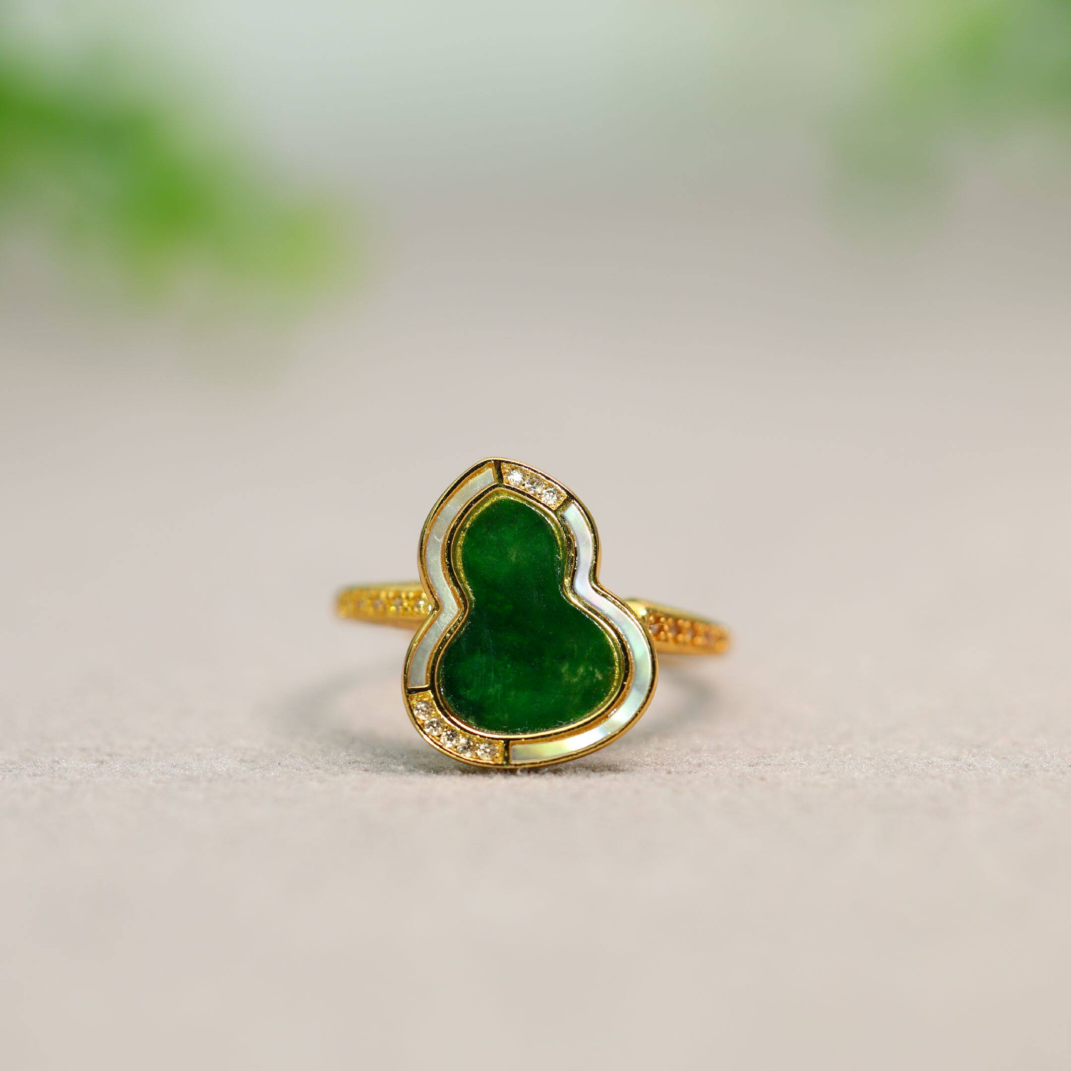 Spicy green natural A-grade jade gourd live ring