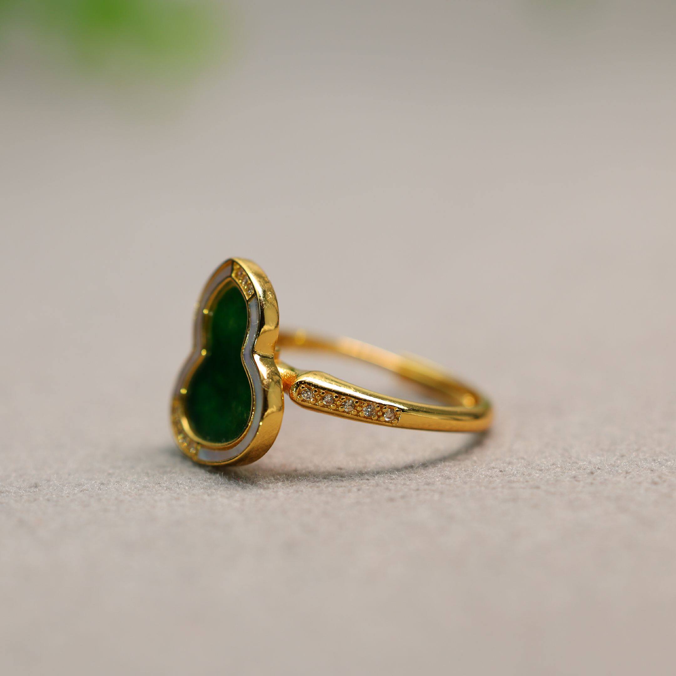 Spicy green natural A-grade jade gourd live ring