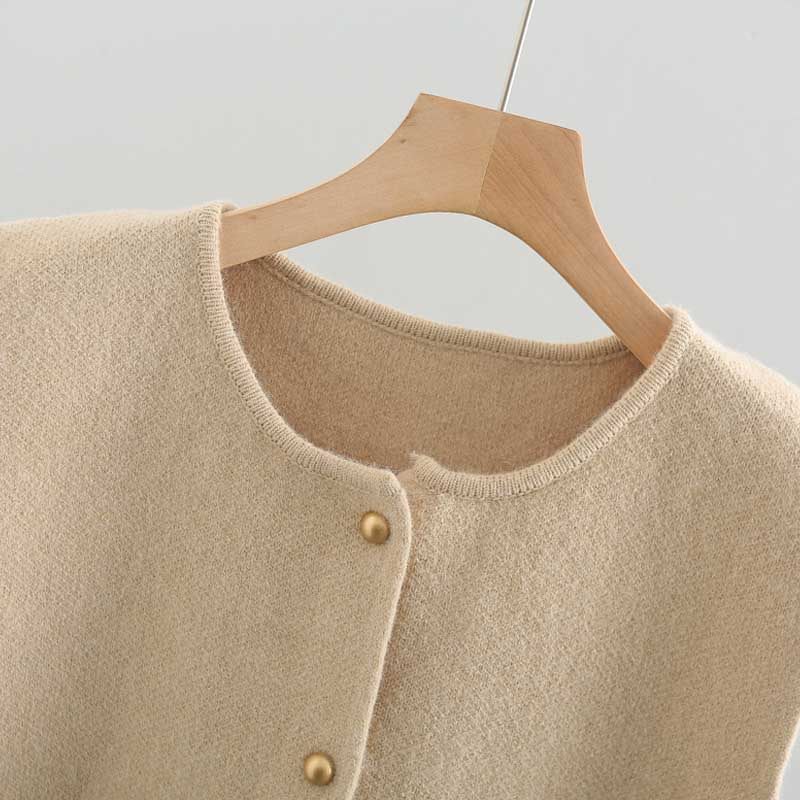 温柔系单排扣针织马甲女2025秋装新款胖妹妹气质小金扣毛衣背心女,淘宝优惠券,粉丝福利购,淘宝优惠卷