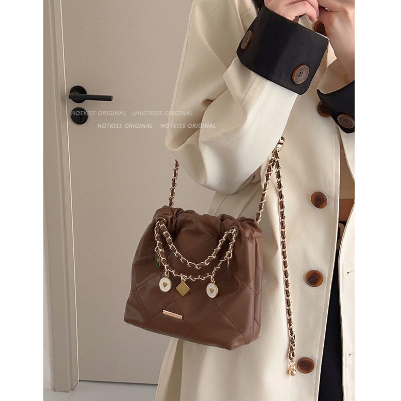 复古通勤包包女夏季2025新款潮单肩斜挎包百搭ins菱格链条水桶包,淘宝优惠券,粉丝福利购,淘宝优惠卷